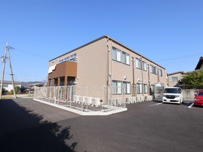明るく広々とした施設外観
