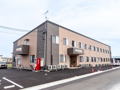 茶色の建物の外観