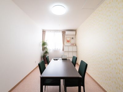 会議室のテーブルと椅子