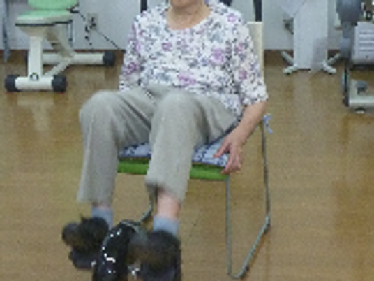 椅子で運動する様子