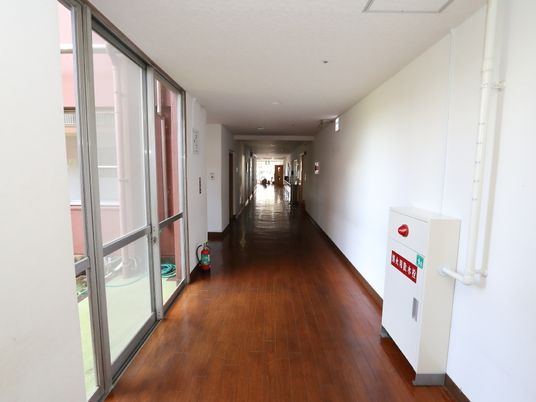 廊下の明るい空間