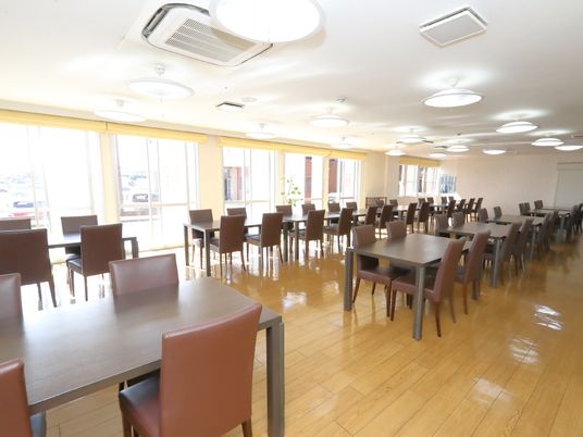 光が差し込む食堂空間