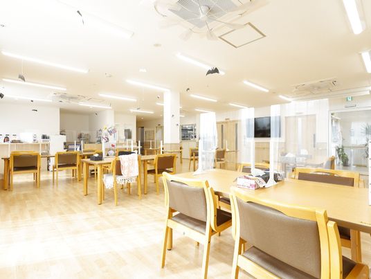 広々とした明るい食堂