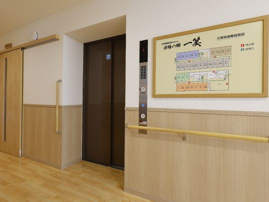 清潔な廊下と案内板