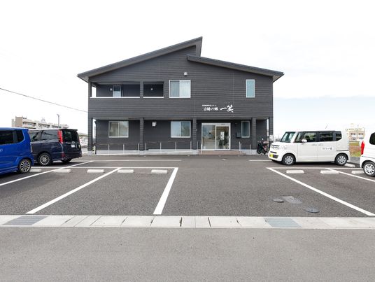 施設のシックな外観