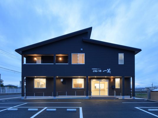 暖かみのある施設外観