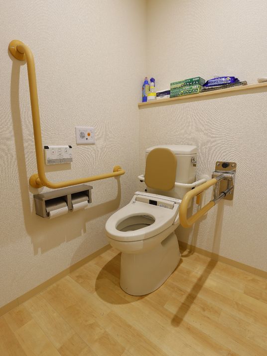 バリアフリー設計のトイレ