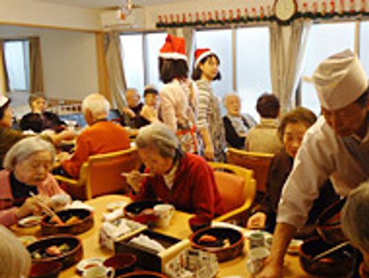 賑やかな食堂光景