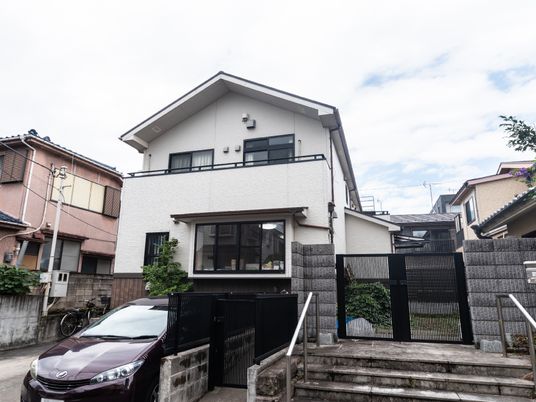 白い壁の洋風建築