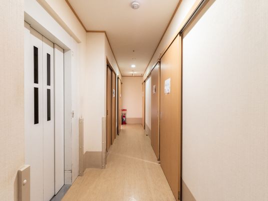 明るい廊下の風景