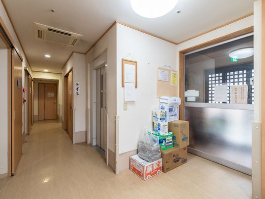 清潔な施設の廊下