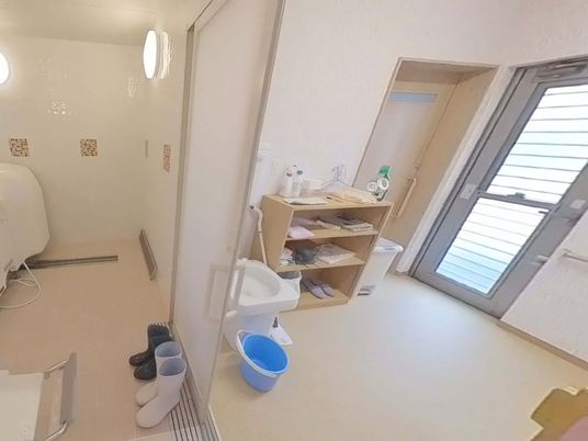 清潔な洗面台と浴室