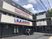 施設外観の明るい日中