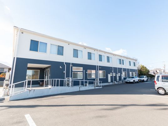 青白の建物外観