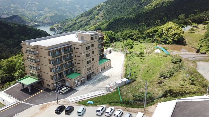 山間に立つ建物外観