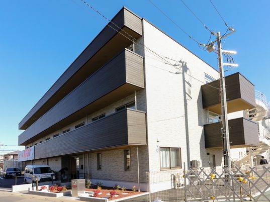 明るい日差しの建物外観
