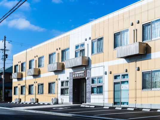 明るい外観の建物