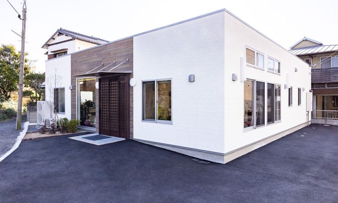 白い建物の外観