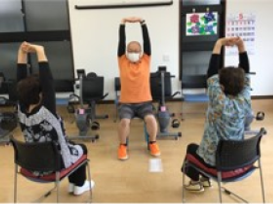 椅子に座る運動室