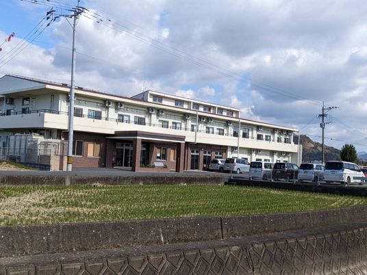 緑豊かな施設外観