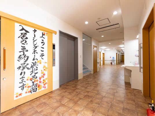 清潔な廊下と掲示物