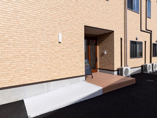 明るい建物のエントランス