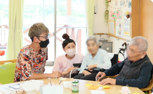 楽しむ様子の居室