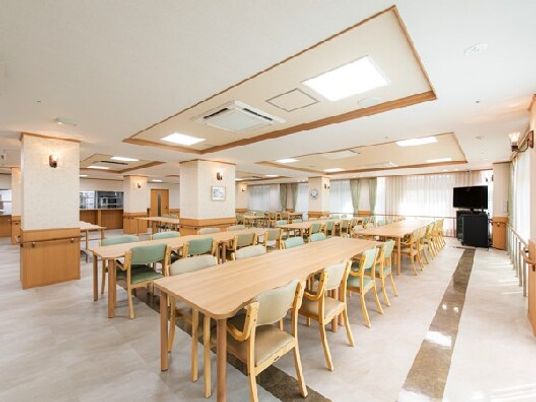 広々とした明るい食堂