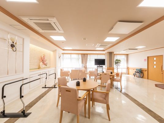 広々とした明るい食堂
