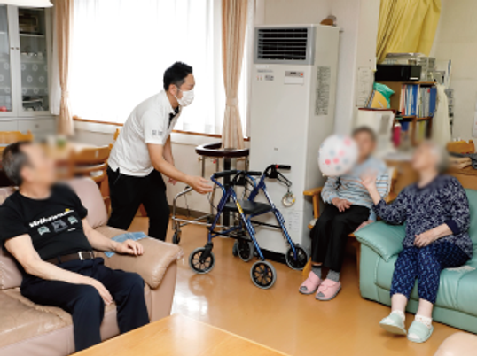 談笑するスタッフと利用者