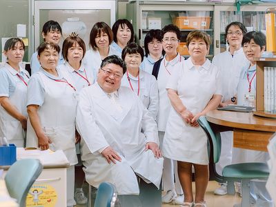 明るい表情のスタッフたち