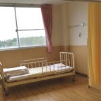 ベッドと窓のある居室