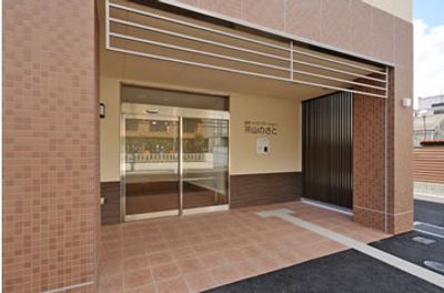 幅広い出入口のエントランス