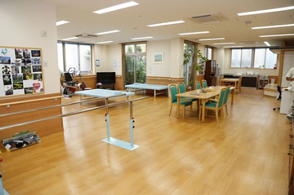 機能訓練室の明るい室内