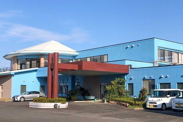 青い外壁の建物