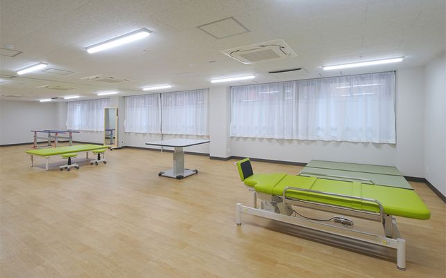明るい広々とした機能訓練室