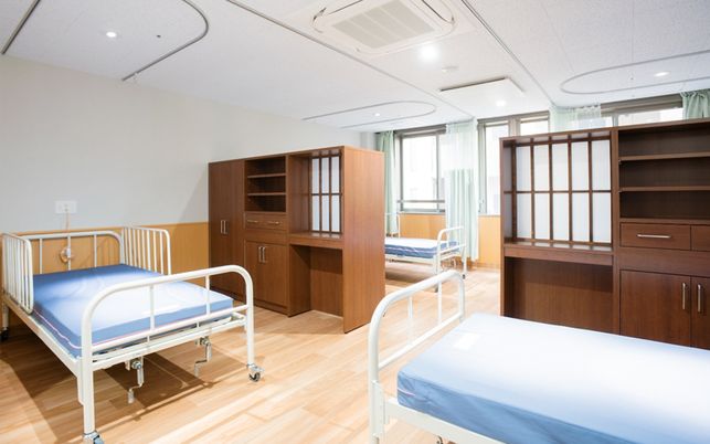 明るい広々とした居室