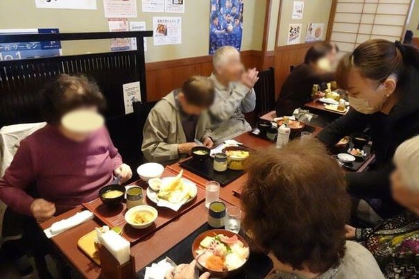 利用者とスタッフが集うダイニングルーム