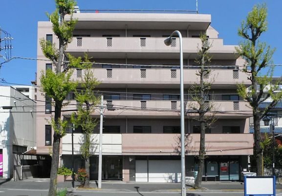 落ち着いた街並みの外観