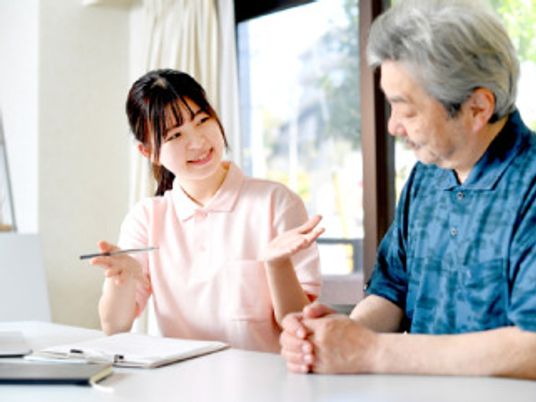 笑顔で対話する職員と利用者