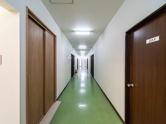 清潔な長い廊下