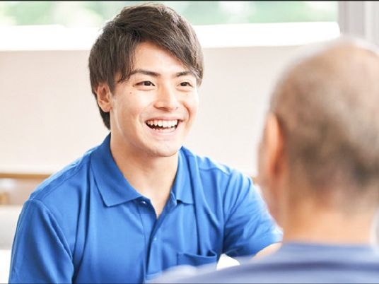 笑顔のスタッフと利用者