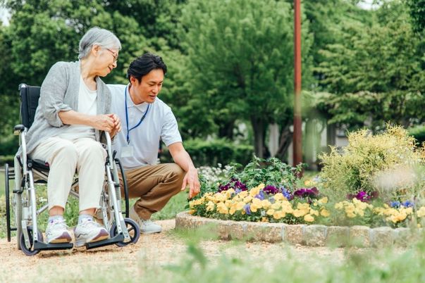 車椅子の利用者とスタッフ