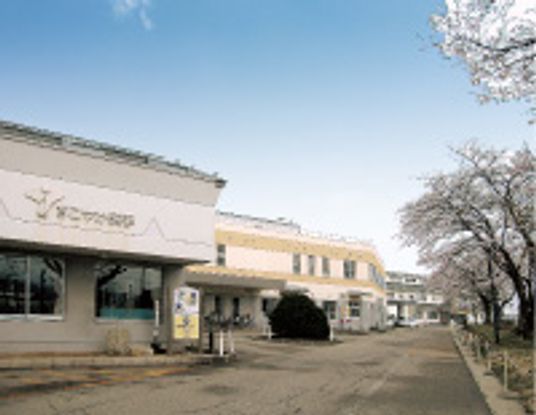 明るい外観の建物