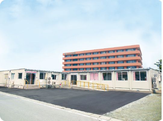 多層構造の建物外観