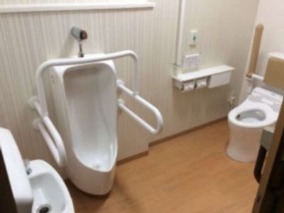 手すり付き浴室空間