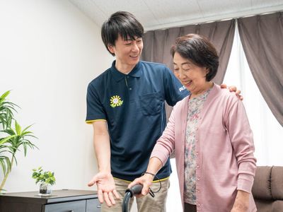 笑顔の介助者と利用者