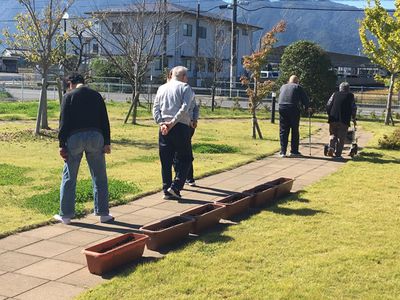 中庭を歩く人々