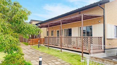 広々とした庭の建物外観