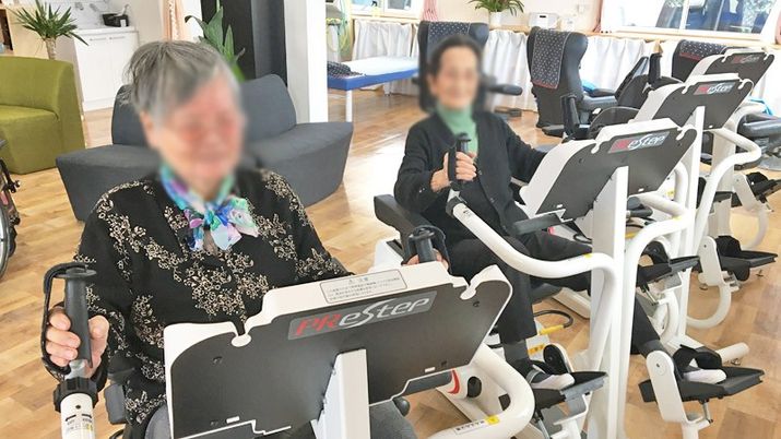 運動中の利用者様と設備